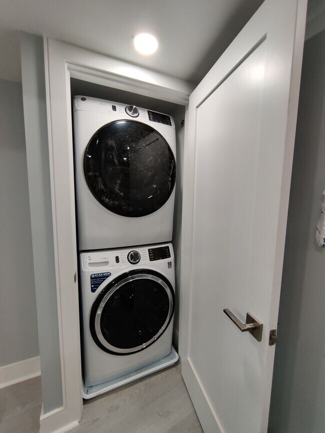 Building Photo - 3 bed 2 Bath on Washington Sq. Central Heat/AC, In-Unit Washer and Dryer, Steps from the T Stop