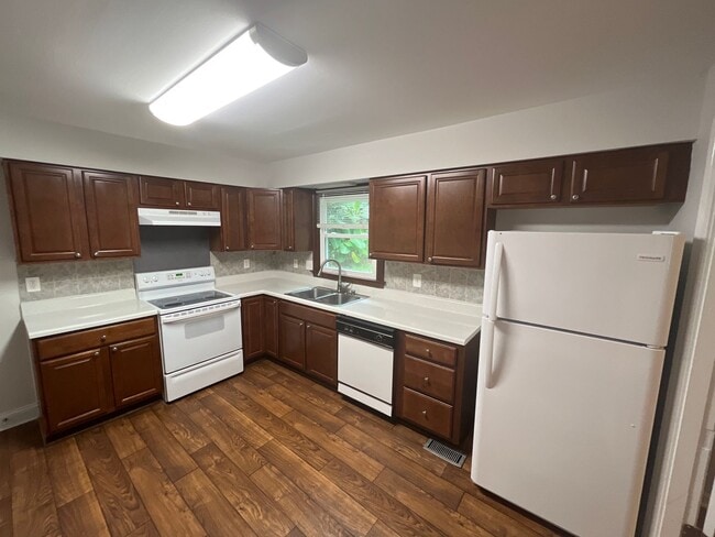 Building Photo - Move-in Ready Home Located in The Four Sea...