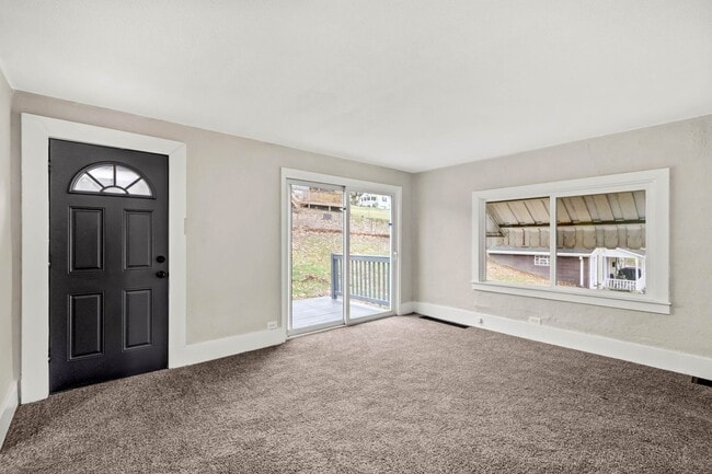 Building Photo - Stunning 3 bedroom home in South Park avai...