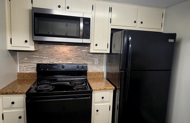 Building Photo - Beautiful Two Bedroom One Bath Apartment Home