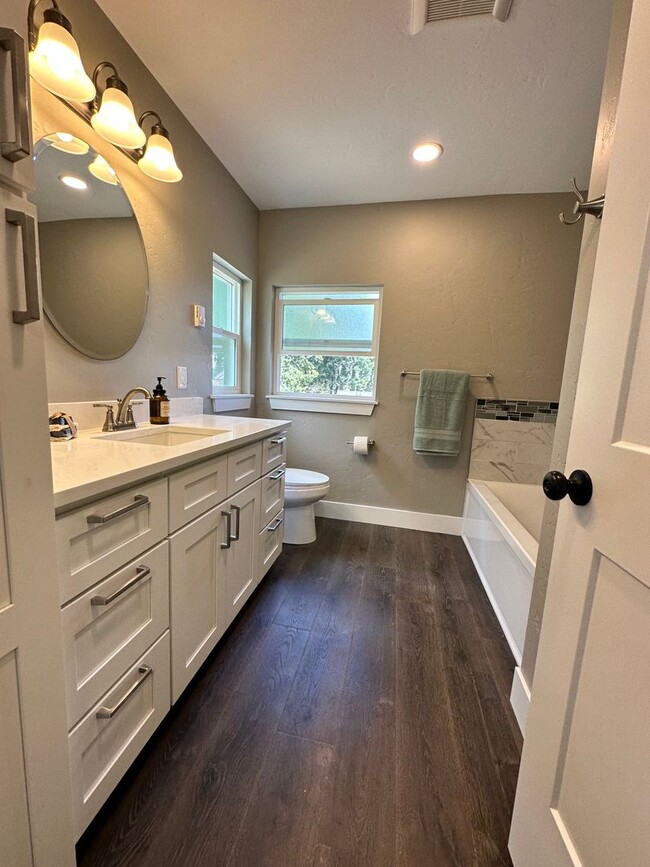 Building Photo - Gorgeous PET FRIENDLY fully remodeled house