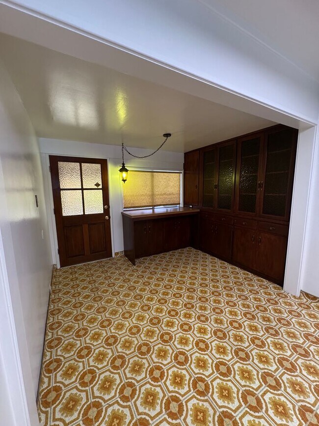 Building Photo - Charming Home Rent Ready !