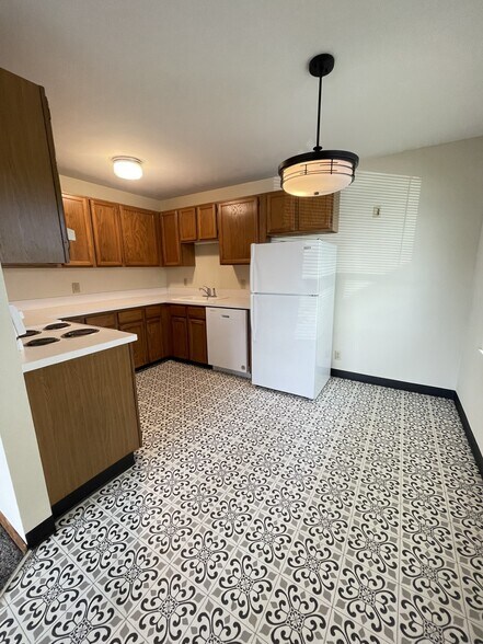Kitchen - 530 Burnett Ave N