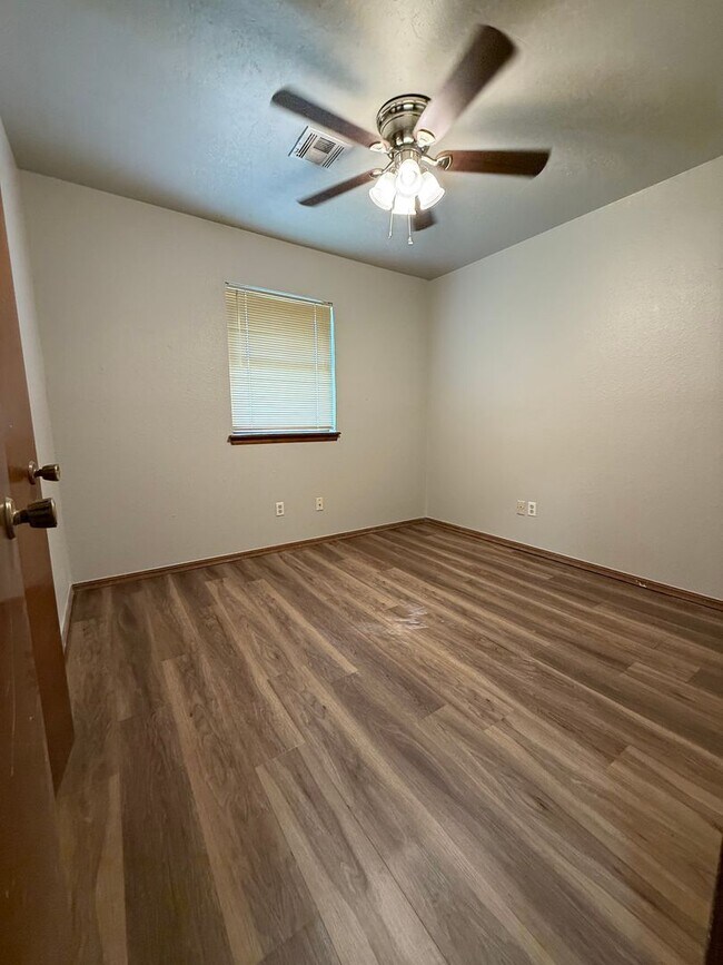 Building Photo - Complete new remodel 3-2-2 home off Broadw...