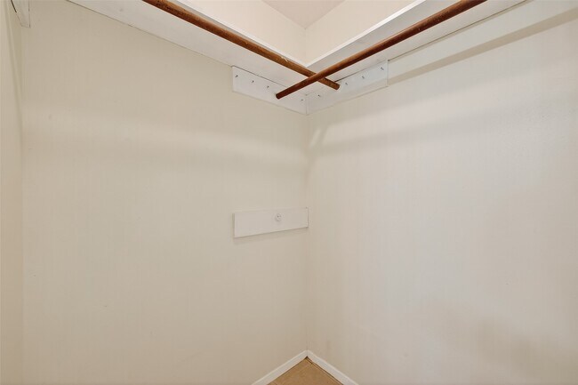 Building Photo - 15811 Pfeiffer Dr