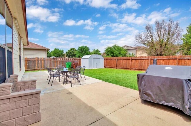 Building Photo - 1721 E Mesa Park Dr