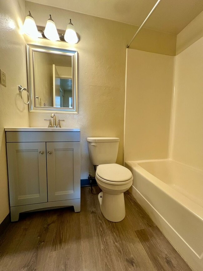 Building Photo - Amazing 2 BR Apartment at Regency Place! Great Plum Location! Central A/C & MORE! CALL TODAY!