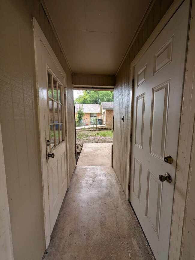 Building Photo - Location!! 1 Mile to Landa Park / Close to...