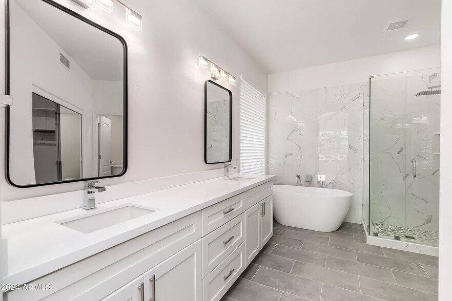 Primary bathroom - 6739 E Gelding Dr