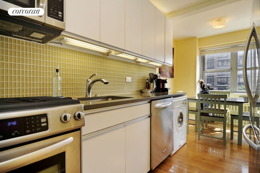 Building Photo - 100 W 93rd St