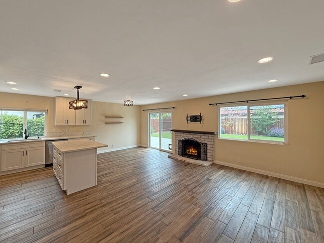 Building Photo - Great 4B/2BA House in Escondido!