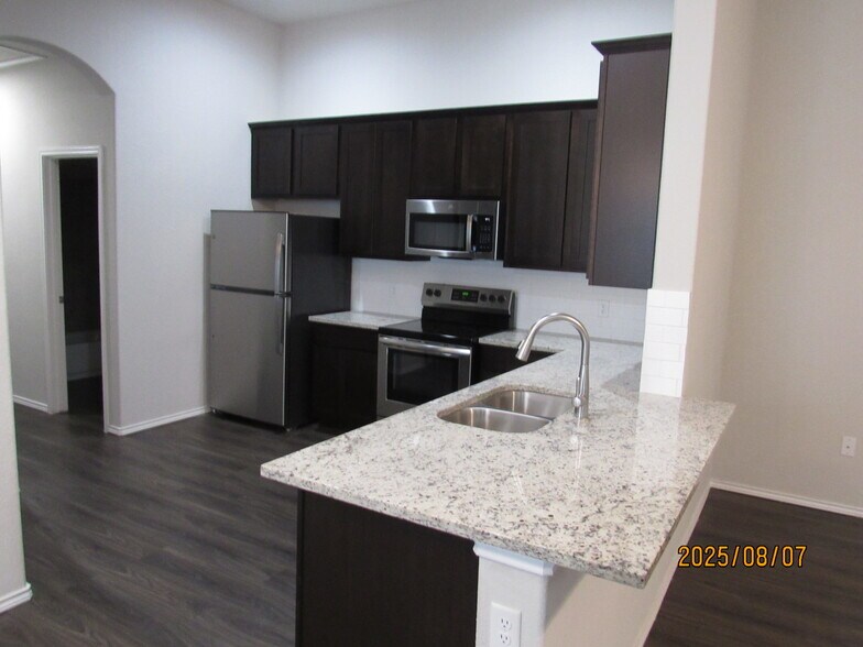 Building Photo - 619 Heathers Way
