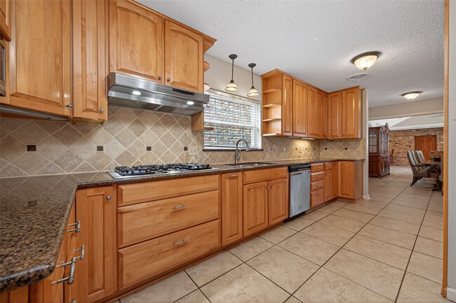 Building Photo - 1910 Claiborne Dr