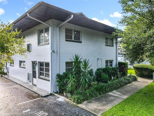Building Photo - 825 N Primrose Dr