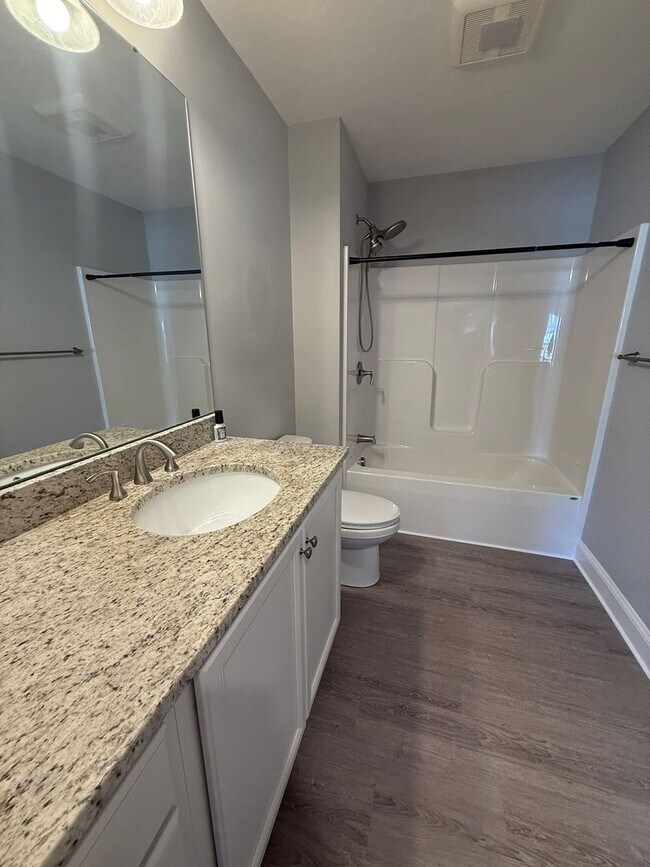 Building Photo - Bright, Spacious 2 bedroom condo in prime ...