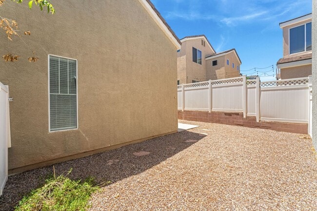 Building Photo - 3 Bedroom, 2 bathroom, 2 Car Garage Home i...
