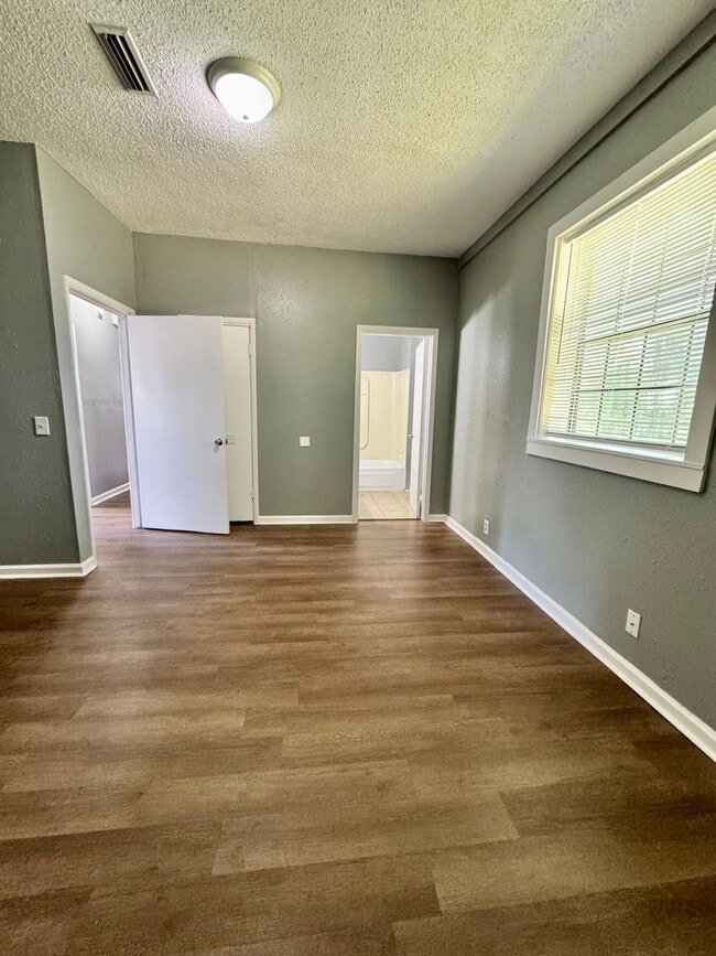 Building Photo - Available NOW -505 Tank hill Unit 2