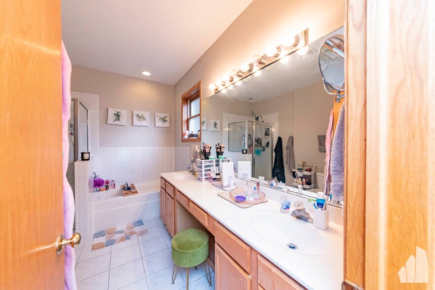 Building Photo - 1401 N Artesian Ave