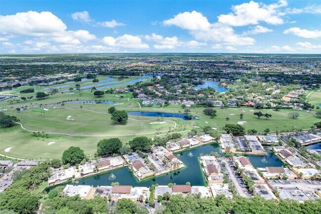 Building Photo - 15547 Braemar Ct