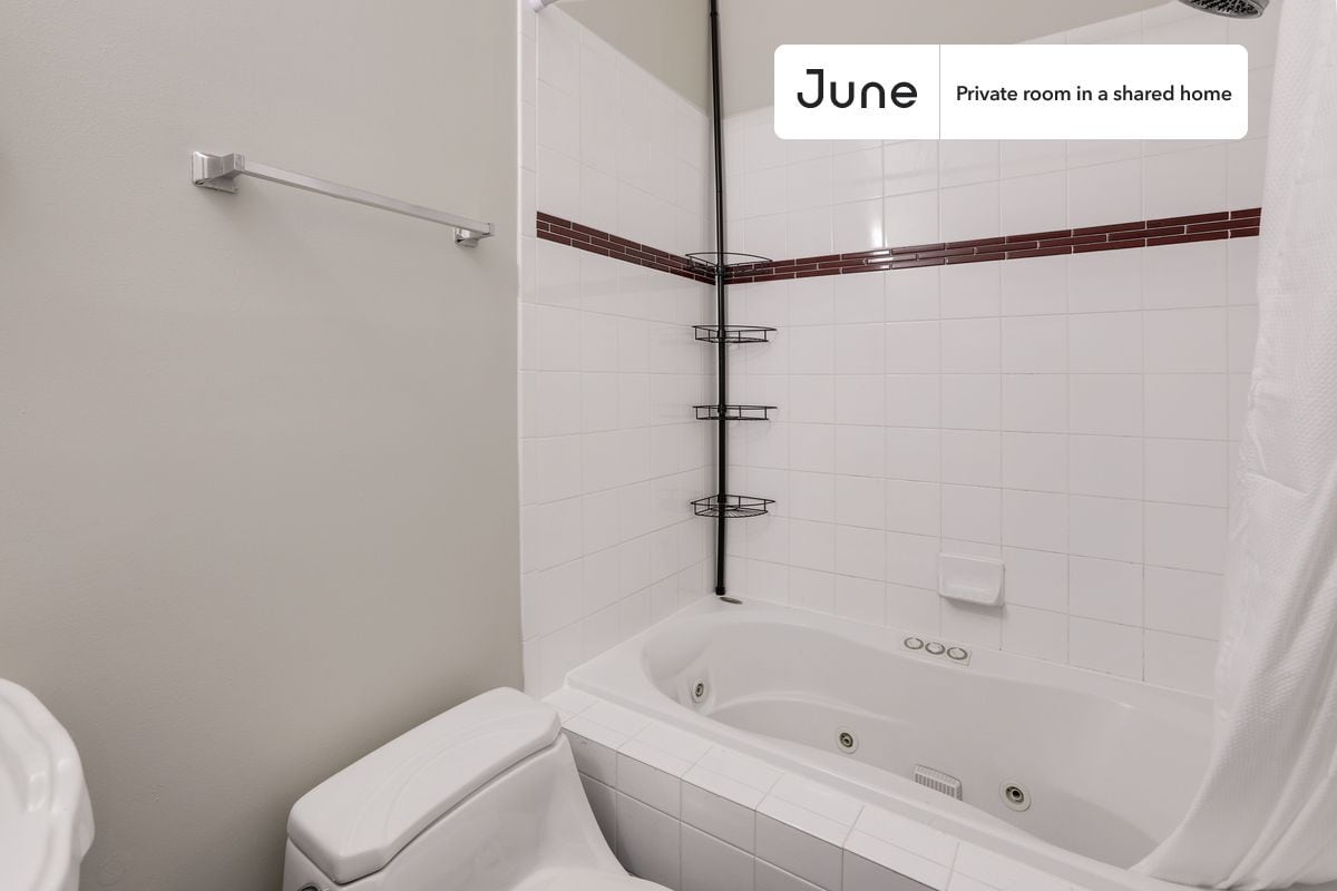 Building Photo - Room in Shared 3 bed/2.5 bath home in Columbia Heights