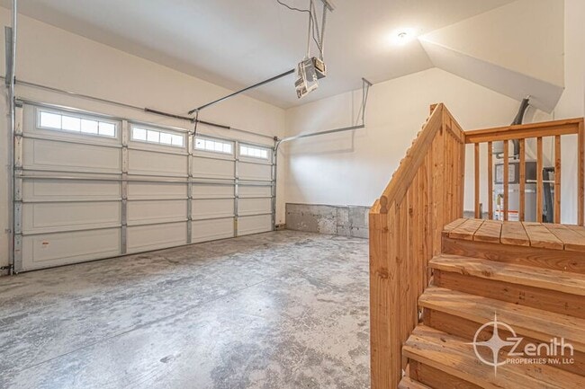 Building Photo - 3307 NE 43rd Pl