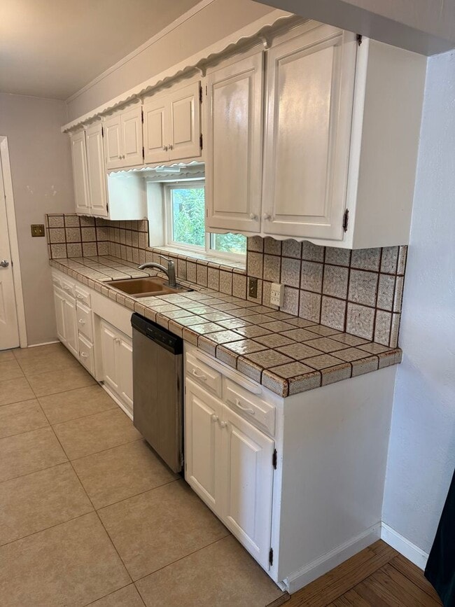 Building Photo - 3-bedroom, 2-bathroom home located in the ...