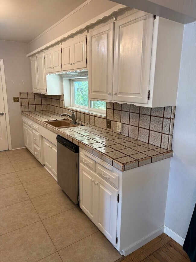 Building Photo - 3-bedroom, 2-bathroom home located in the desirable Garden Tract Subdivision