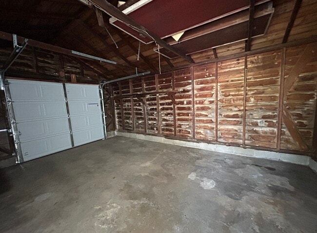 Building Photo - 231 Lindenwood Dr