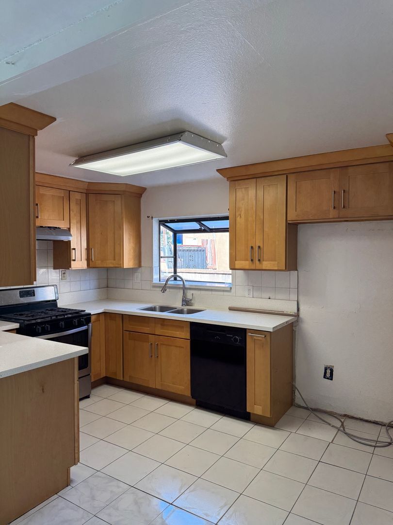 Building Photo - 13607 Charlemagne Ave