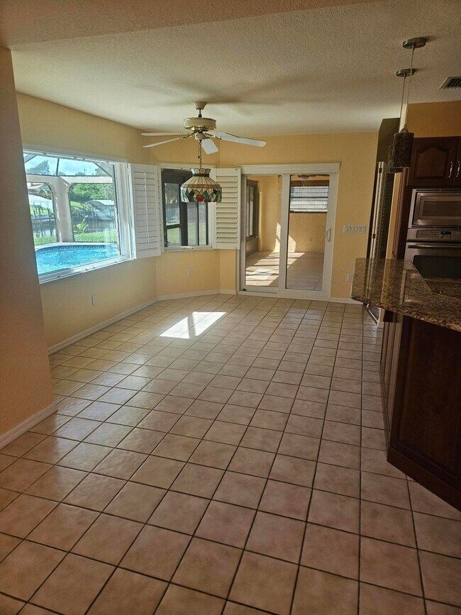 Building Photo - 382 SE Naranja Ave