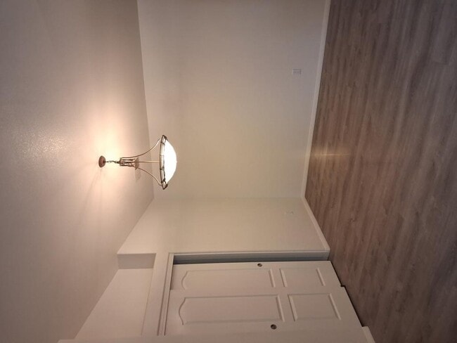 Building Photo - 985 E Mingus Ave