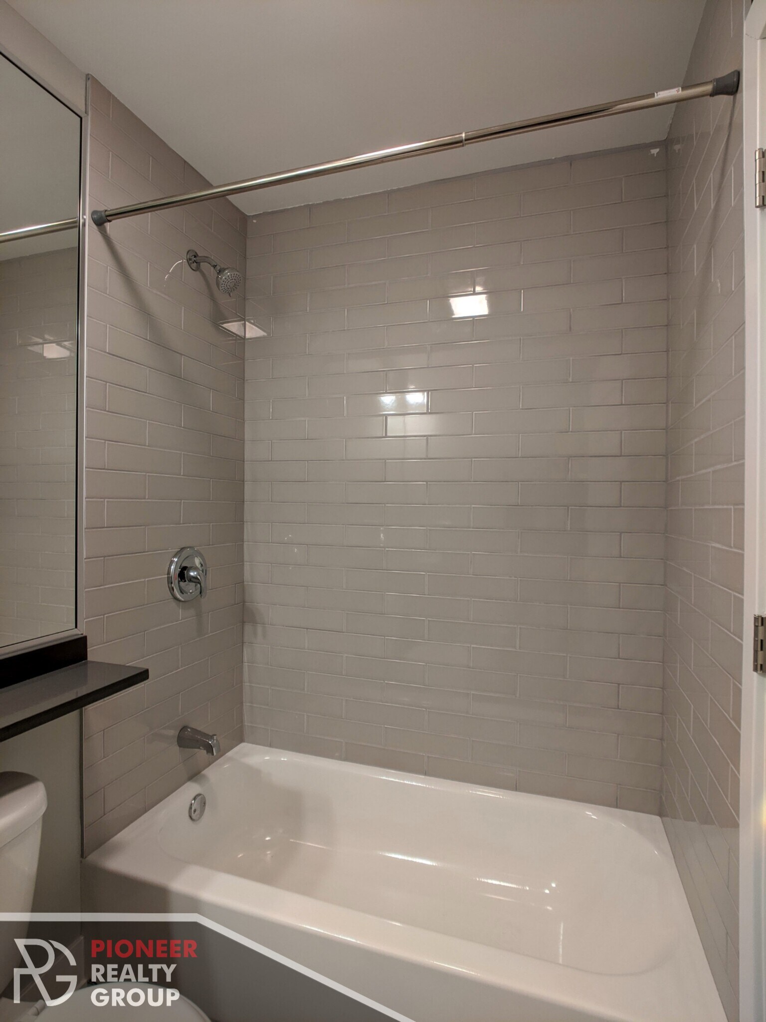 Building Photo - 542 W Surf St