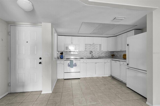 Building Photo - 588 Fairways Ln