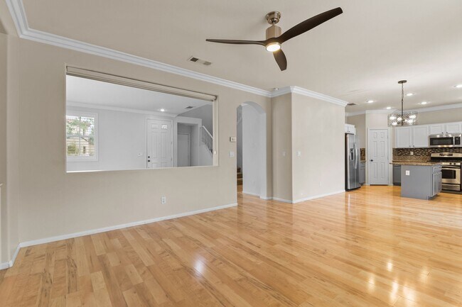 Building Photo - SE!! Pebble and Pollock!! Crystal Springs!...