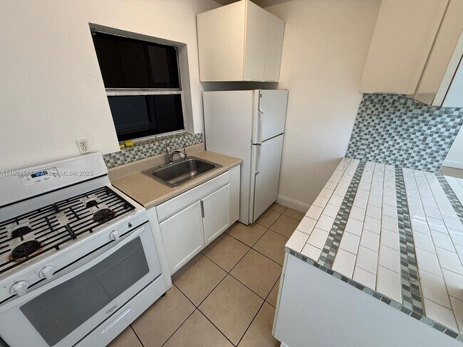 Building Photo - 1245 W 24th St