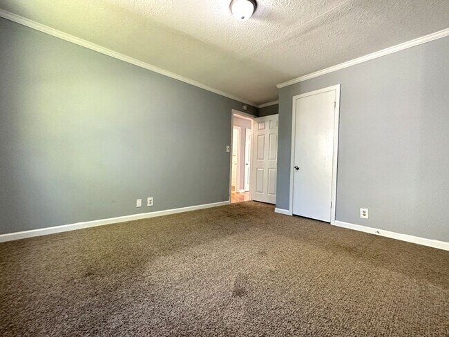 Building Photo - 496 Louisiana Ave. Clarksville, TN 37042