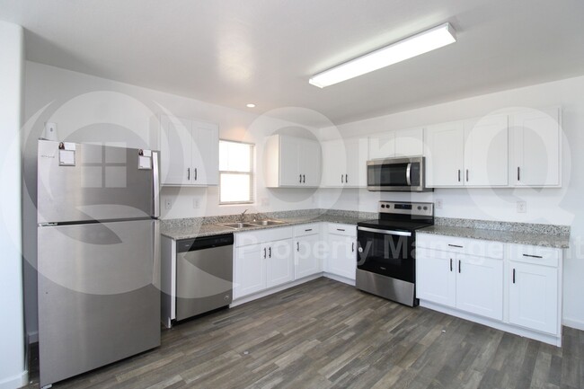 Building Photo - 822 N Navajo Ln