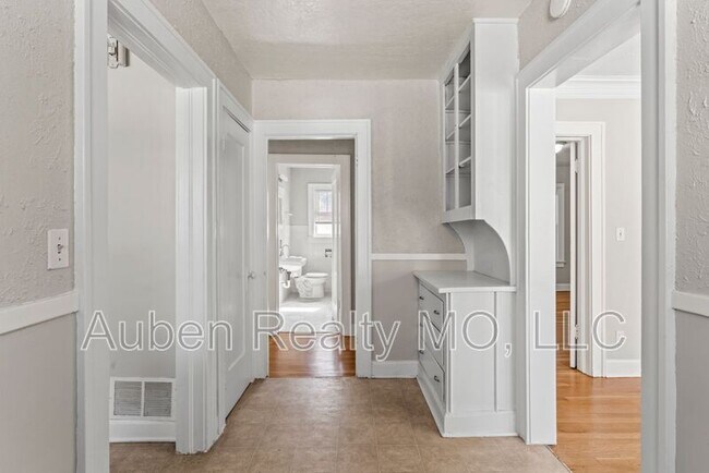 Building Photo - 5305 Charlotte St