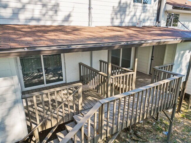 Building Photo - 400 Gallery Ln