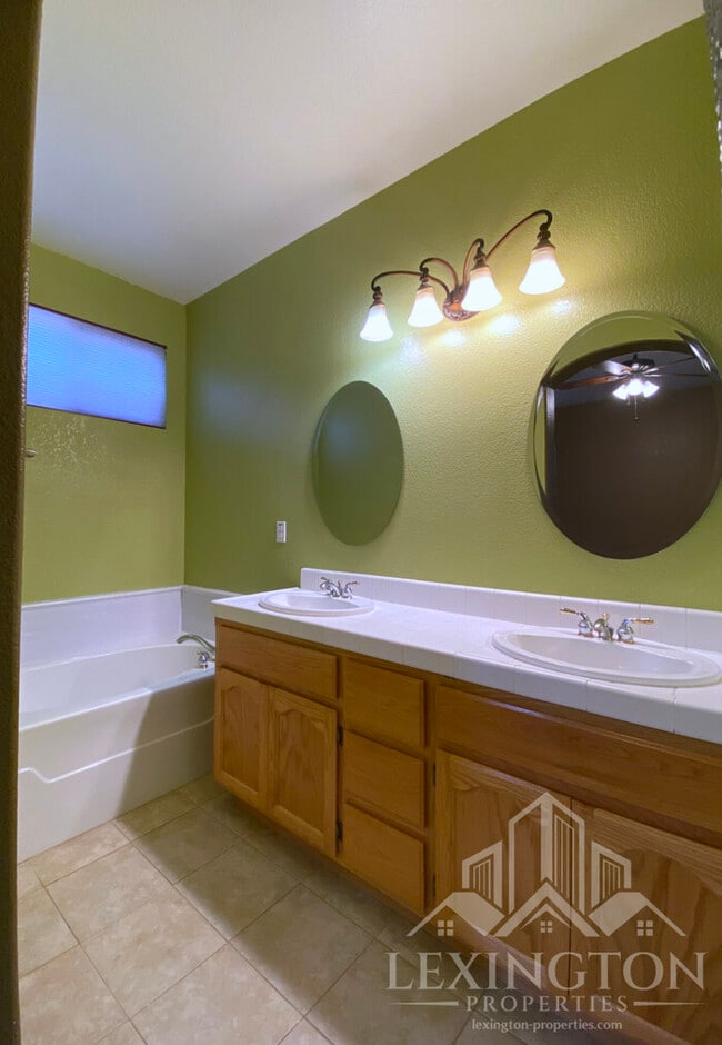 Building Photo - Beautiful, Spacious, 3-Bed 2-Bath Home available in Roseville!