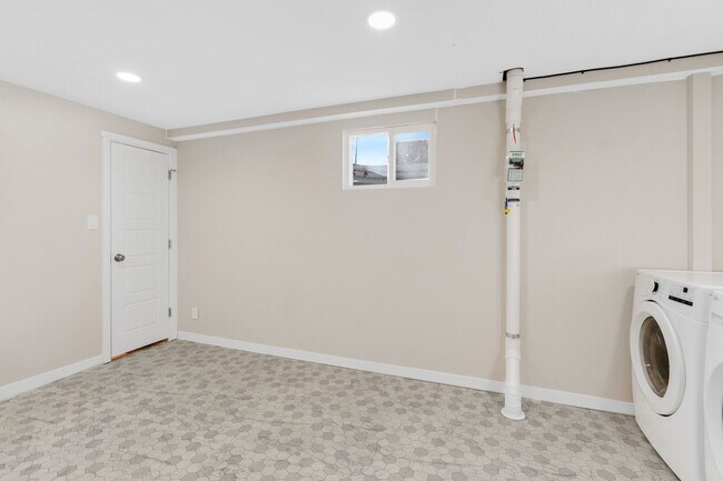 Building Photo - 3919 Tennyson Ave