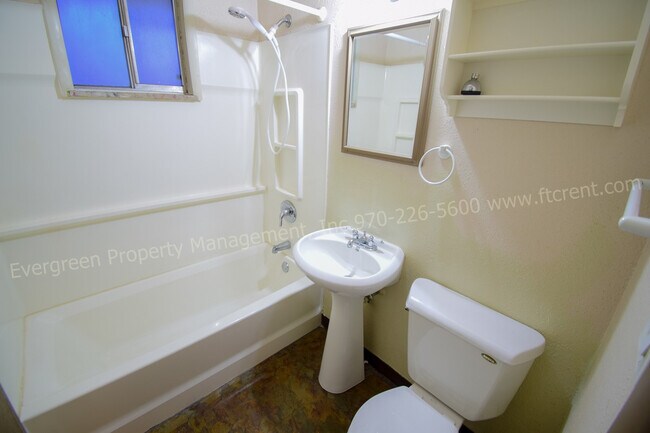 Building Photo - 927 James Ct