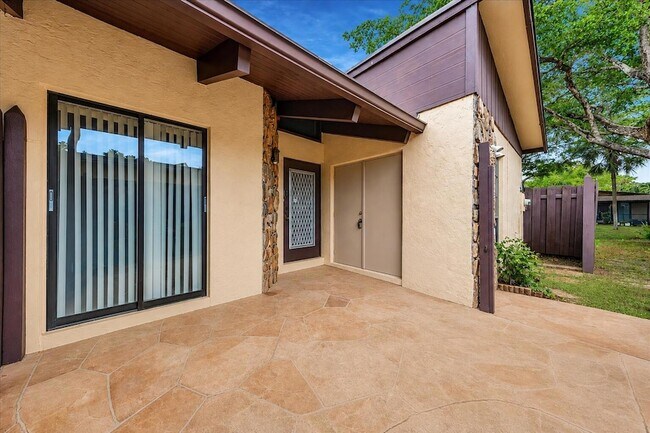 Building Photo - 412 Briarwood Cir
