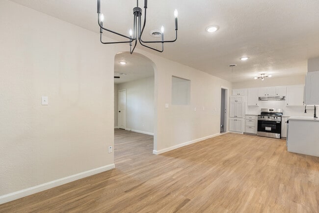 Building Photo - 3325 Del Rancho Rd