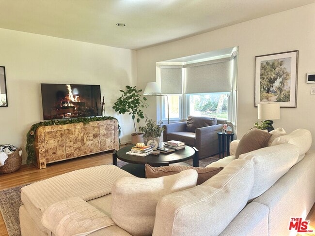 Building Photo - 1107 S Bundy Dr