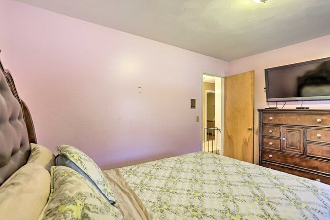 Building Photo - 1960 Pinelawn Dr