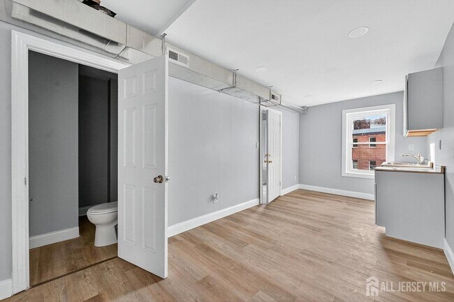 Building Photo - 11 N Willow St