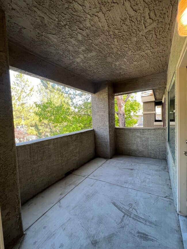 Building Photo - Beautiful 2-bedroom, 2 bath Condo in Gated...
