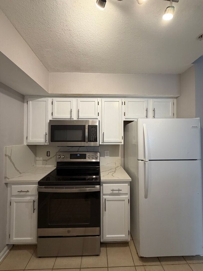 Building Photo - Newly Upgraded and Spacious 2B/2B Unfurnished Condo near Beach in Destin!