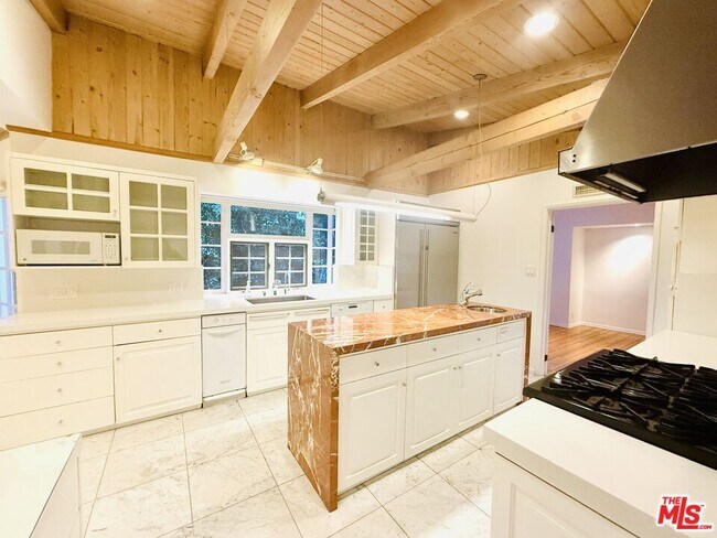 Building Photo - 4031 Hollyline Ave